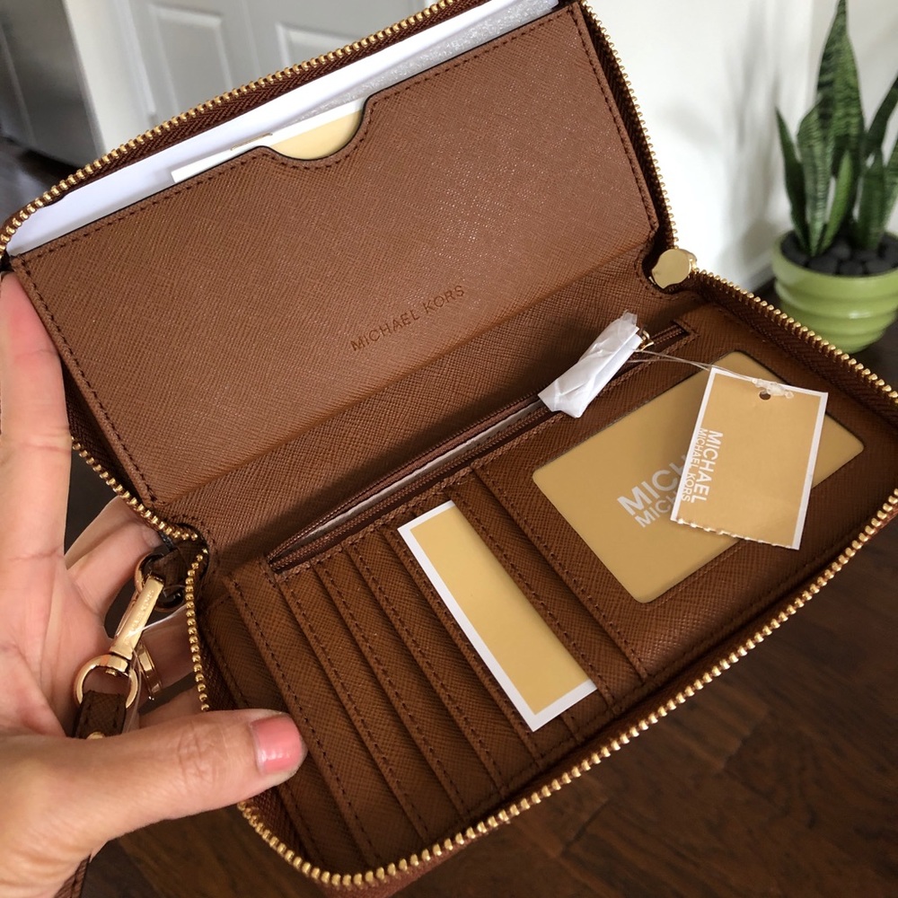 💕🌹Michael Kors Luggage wallet💕🌹 - Picture 2 of 5